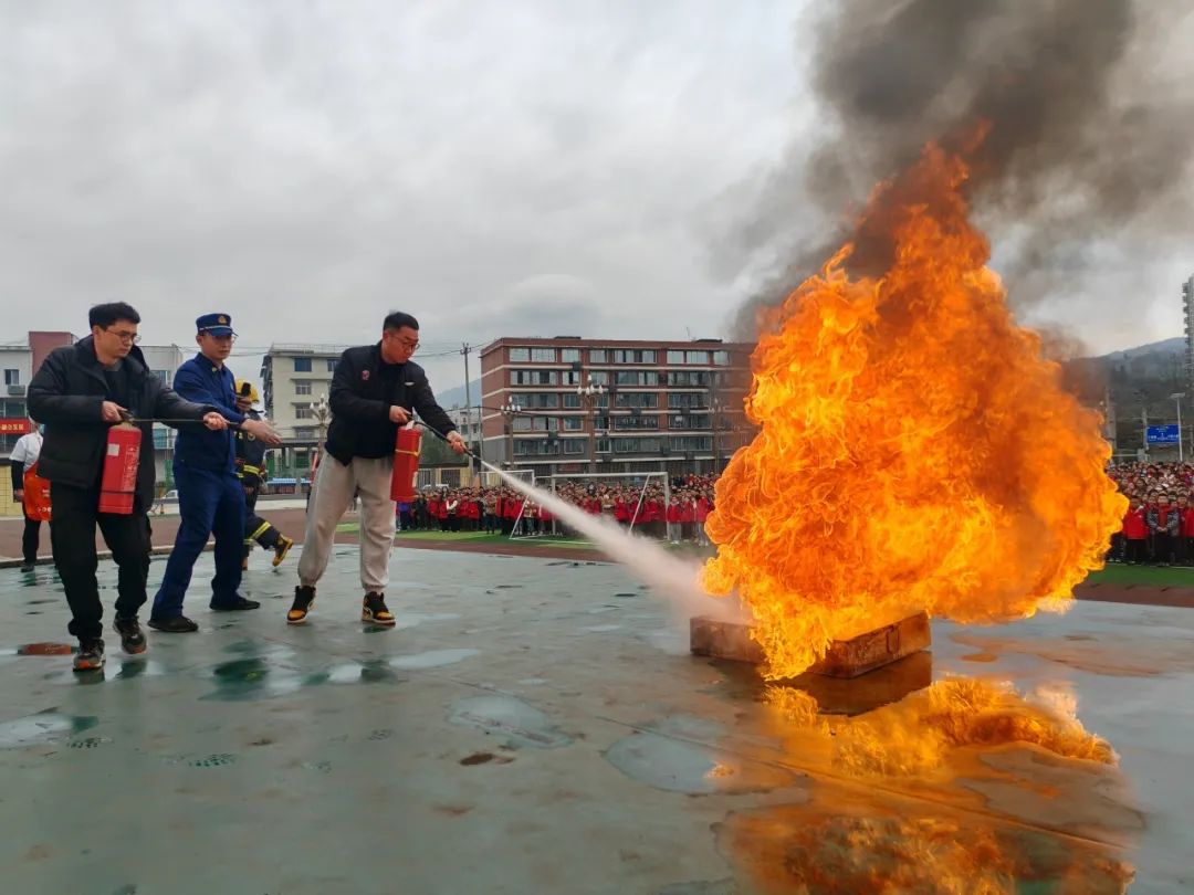 雅安支队联合辖区学校开展2024年春季学校火灾疏散逃生大演练活动